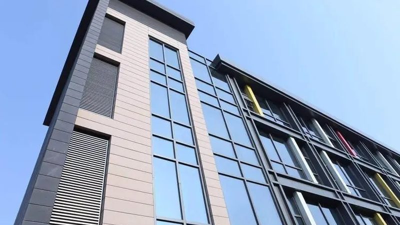在农村自建房的门窗选购过程中，许多业主往往因为缺乏专业知识，容易陷入以下误区：